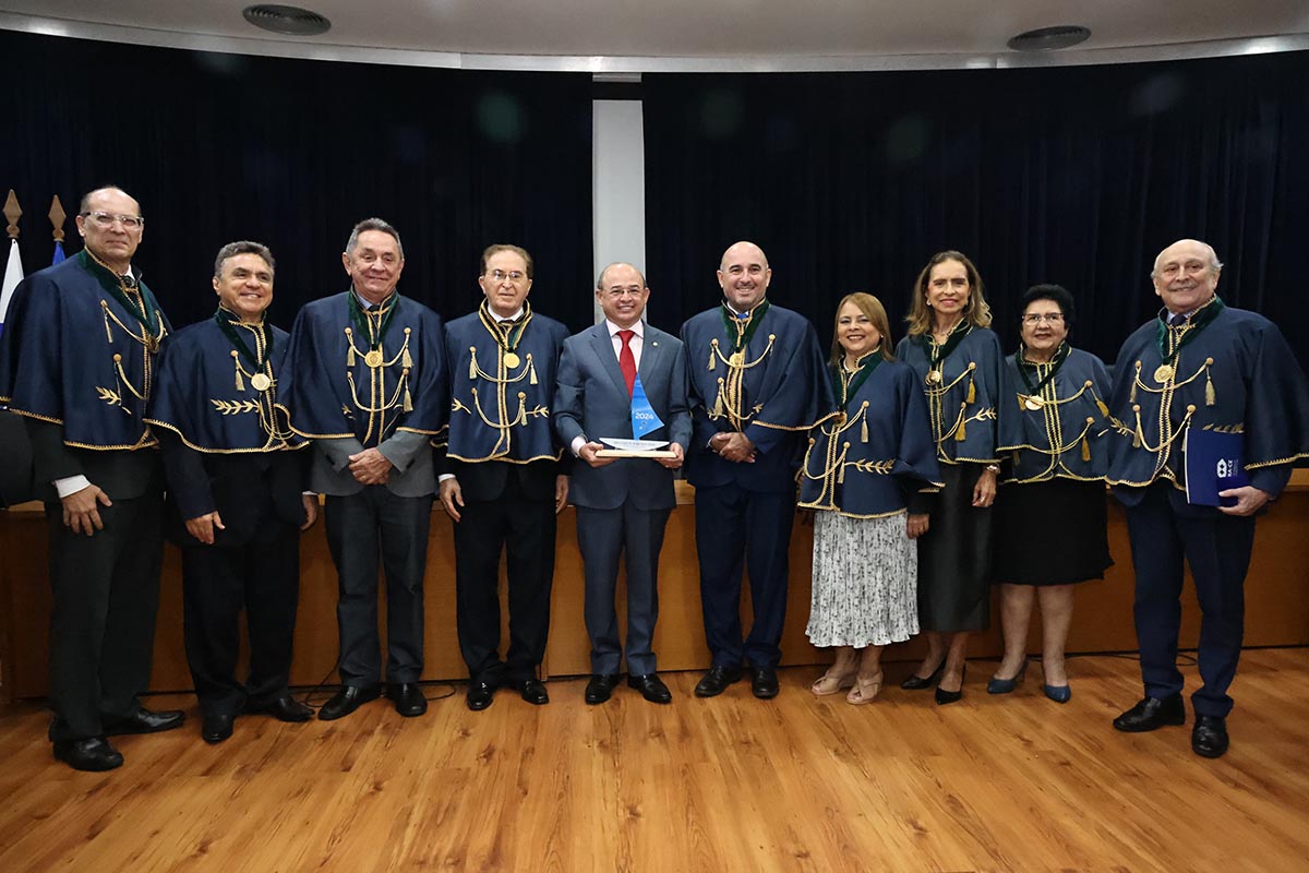 Adm. Sérgio Aguiar recebe Troféu Jangadeiro, maior honraria da Administração Cearense